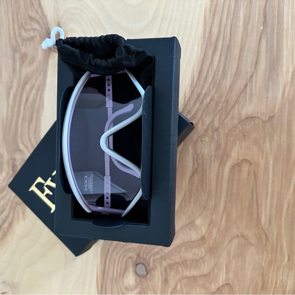 New Limited Edition Oakley MUZM Eyeshade-Cool Grey Frame w/Prizm Low Light Lense - Picture 2 of 5